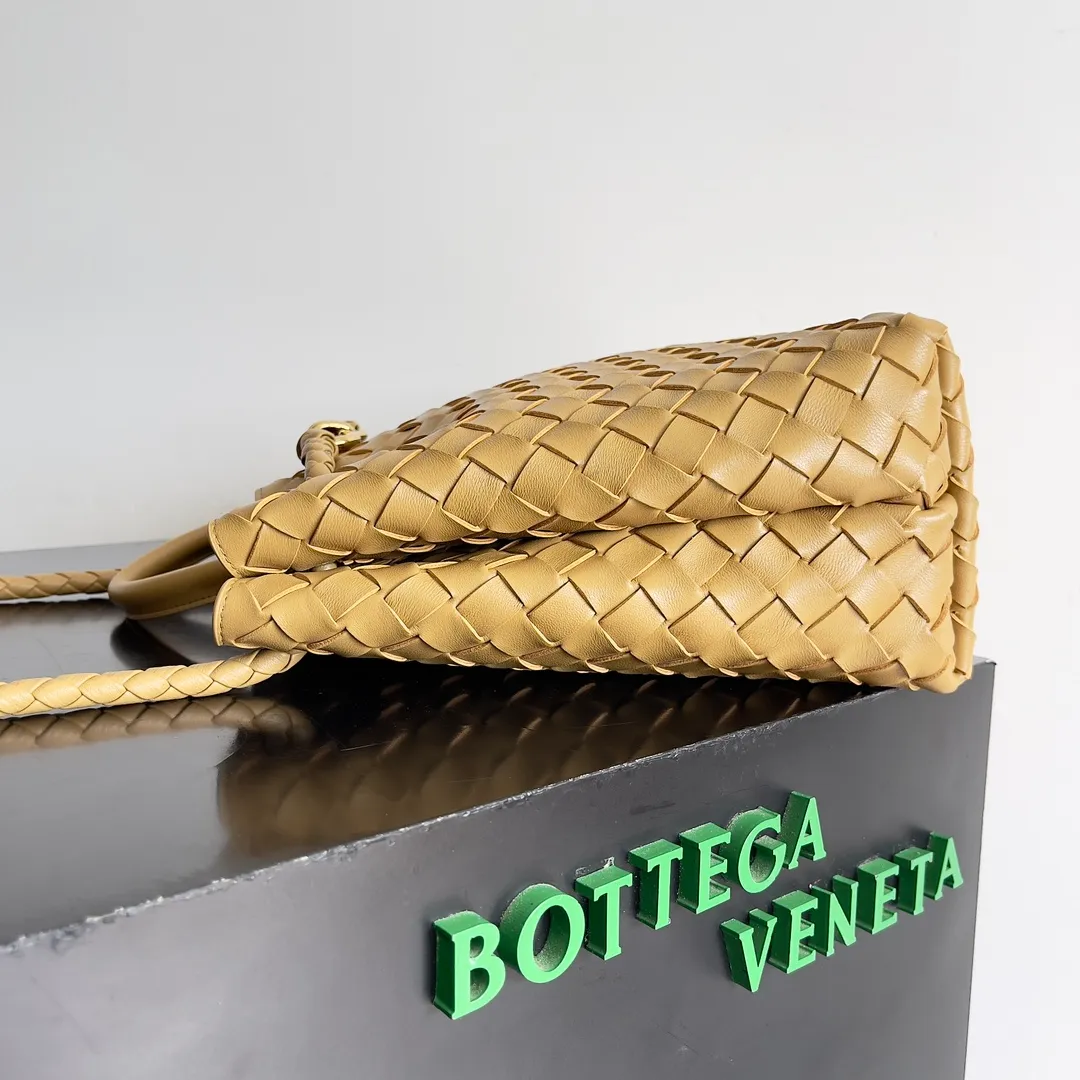 The 2023 new Andiamo batch of 2260 BV has been shipped‼ ️Really popular🔥The new Andiamo woven handbag launched by Bottega Veneta this season is really popular all over the world! ! Celebrities at home and abroad have worn it, and Oscar-winning actress Michelle Yeoh has taken it out on the street. Song Jia, Trai Yara, Yu Feihong, Sanji Ayaka, Rosie Hunting-Whiteley, Yoshioka Riho, etc. have all picked up this bag. It is classic and versatile, showing off its temperament, and the bag capacity is also large, which is very convenient for daily commuting! ! A variety of carrying methods, the shoulder straps can be adjusted by yourself, the original lambskin feels soft and delicate, and the unisex style breaks the gender boundaries and brings a more practical and long-lasting use experience. Andiamo, which has both elegant and casual styles, perfectly interprets the true appearance of "fashionable old money style". Style number: 743572 Size: 32*24*12